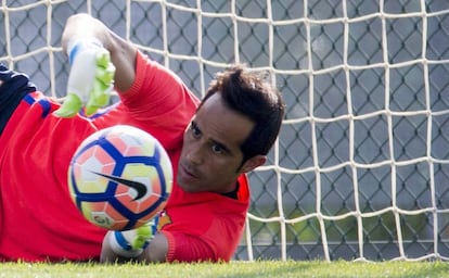 Claudio Bravo, en un entrenamiento