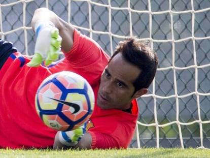 Claudio Bravo, en un entrenamiento