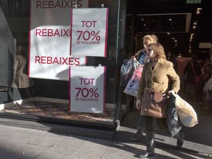 Las tiendas del centro de Barcelona se vieron ayer muy concurridas en el primer d&iacute;a de rebajas.