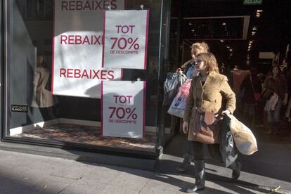 Las tiendas del centro de Barcelona se vieron ayer muy concurridas en el primer día de rebajas.