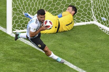 Sergio Agüero celebra o terceiro gol da Argentina durante a partida de oitavas de final frente a França, em 30 de junho de 2018.