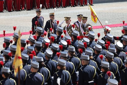 El rey Felipe VI pasa revista a las tropas, durante el acto conmemorativo del 40 aniversario de la jura de bandera de la promoción a la que pertenece el jefe del Estado. 