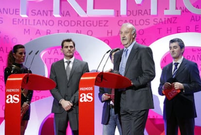 El seleccionador de La Roja, tras recibor el premio AS del deporte.