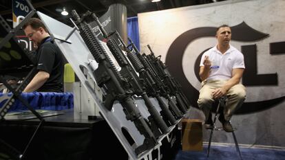 Una exhibición de rifles Colt en Expo Seguridad Fronteriza, en Phoenix, Arizona.