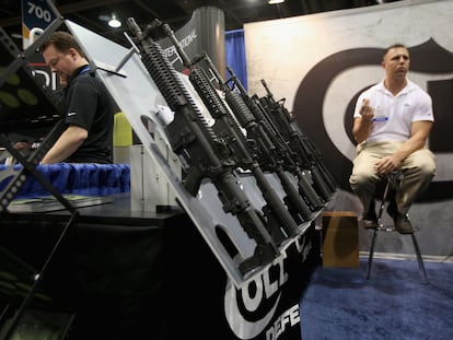 Una exhibición de rifles Colt en Expo Seguridad Fronteriza, en Phoenix, Arizona.