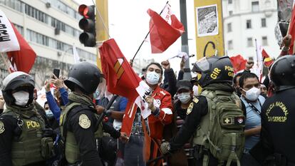 Simpatizantes de Pedro Castillo protestam neste sábado perto de uma manifestação de seguidores de Keiko Fujimori, no centro de Lima.