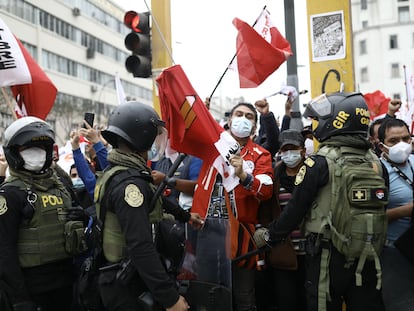 Simpatizantes de Pedro Castillo se manifiestan este sábado cerca a una protesta de seguidores de Keiko Fujimori, en el centro de Lima.