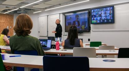 Clase híbrida en la IE University de Madrid este jueves.