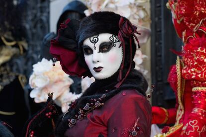Una mujer participa en el carnaval de Venecia.