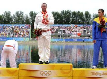 El gallego, plata en la modalidad de C-1 500, vomita al recibir la medalla por el esfuerzo de la prueba