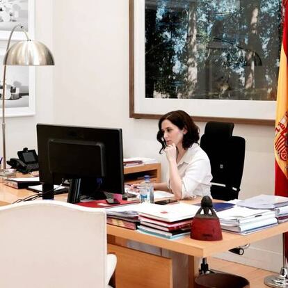 La presidenta de la Comunidad de Madrid, Isabel Díaz Ayuso, en su despacho este domingo. 