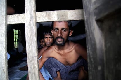 Varias personas de la miniror&iacute;a rohingya de Bangladesh, en un campamento de refugiados en Birmania.
