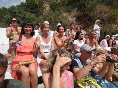 Un grup de turistes russos, a la festa de les vaquetes d'Alfara de Carles (Baix Ebre).