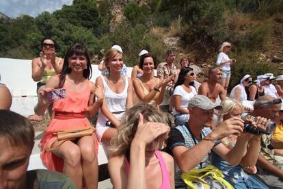 Un grupo de turistas rusos asiste a la fiesta de las vaquillas de Alfara de Carles (Tarragona).