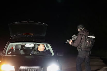 Un agente de la policía Serbia registra un vehículo tras el asalto este viernes.