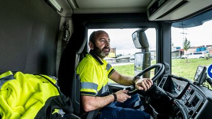 Gonzalo Fernández, el pasado miércoles conduciendo un camión eléctrico de Alimerka en Asturias.