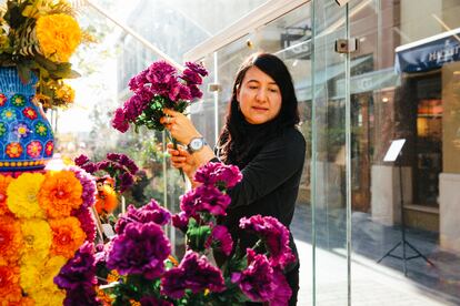 Daniela Flores realizando los arreglos florales para celebrar el Día de los muertos.