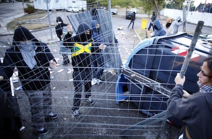 La Policía Nacional ha acudido al lugar pero no ha entrado dentro del recinto puesto que no tenía la autorización del rector de la Universidad Complutense de Madrid, José Carrillo. En la imagen, algunos estudiantes colocan las vallas que impiden al acceso al campus.