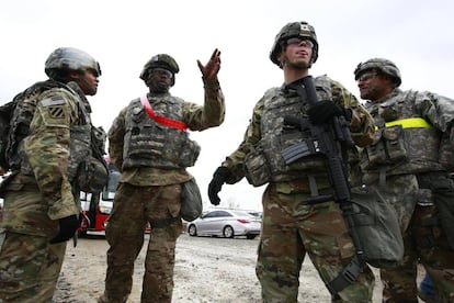 Marines estadounidenses junto con soldados surcoreanos llevan a cabo prácticas militares habituales, un ejercicio anual en un momento de máxima tensión. En la imagen, un momento de las prácticas.