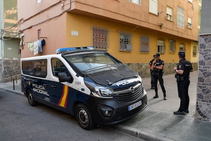 Miembros de la Policía Nacional, durante una intervención en Almería.