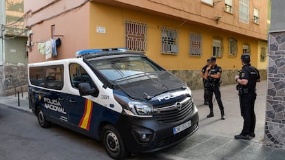 Miembros de la Policía Nacional, durante una intervención en Almería.