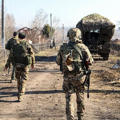 Undisclosed (Russian Federation), 14/03/2025.- A handout photo made available by the Russian Defence Ministry's press-service shows Russian servicemen walking along at an area in the Kursk region, Russia, 14 March 2025. The Russian Defense Ministry claimed that in the past week Russian forces recaptured 28 settlements in the Kursk region and captured the Ukrainian village of Novenkoye in Ukraine's Sumy region. (Rusia, Ucrania) EFE/EPA/RUSSIAN DEFENCE MINISTRY PRESS SERVICE HANDOUT -- MANDATORY CREDIT -- HANDOUT EDITORIAL USE ONLY/NO SALES
