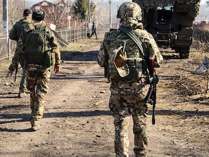 Undisclosed (Russian Federation), 14/03/2025.- A handout photo made available by the Russian Defence Ministry's press-service shows Russian servicemen walking along at an area in the Kursk region, Russia, 14 March 2025. The Russian Defense Ministry claimed that in the past week Russian forces recaptured 28 settlements in the Kursk region and captured the Ukrainian village of Novenkoye in Ukraine's Sumy region. (Rusia, Ucrania) EFE/EPA/RUSSIAN DEFENCE MINISTRY PRESS SERVICE HANDOUT -- MANDATORY CREDIT -- HANDOUT EDITORIAL USE ONLY/NO SALES