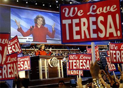 Teresa Kerry es aclamada por los delegados durante su intervención en la convención demócrata de Boston.