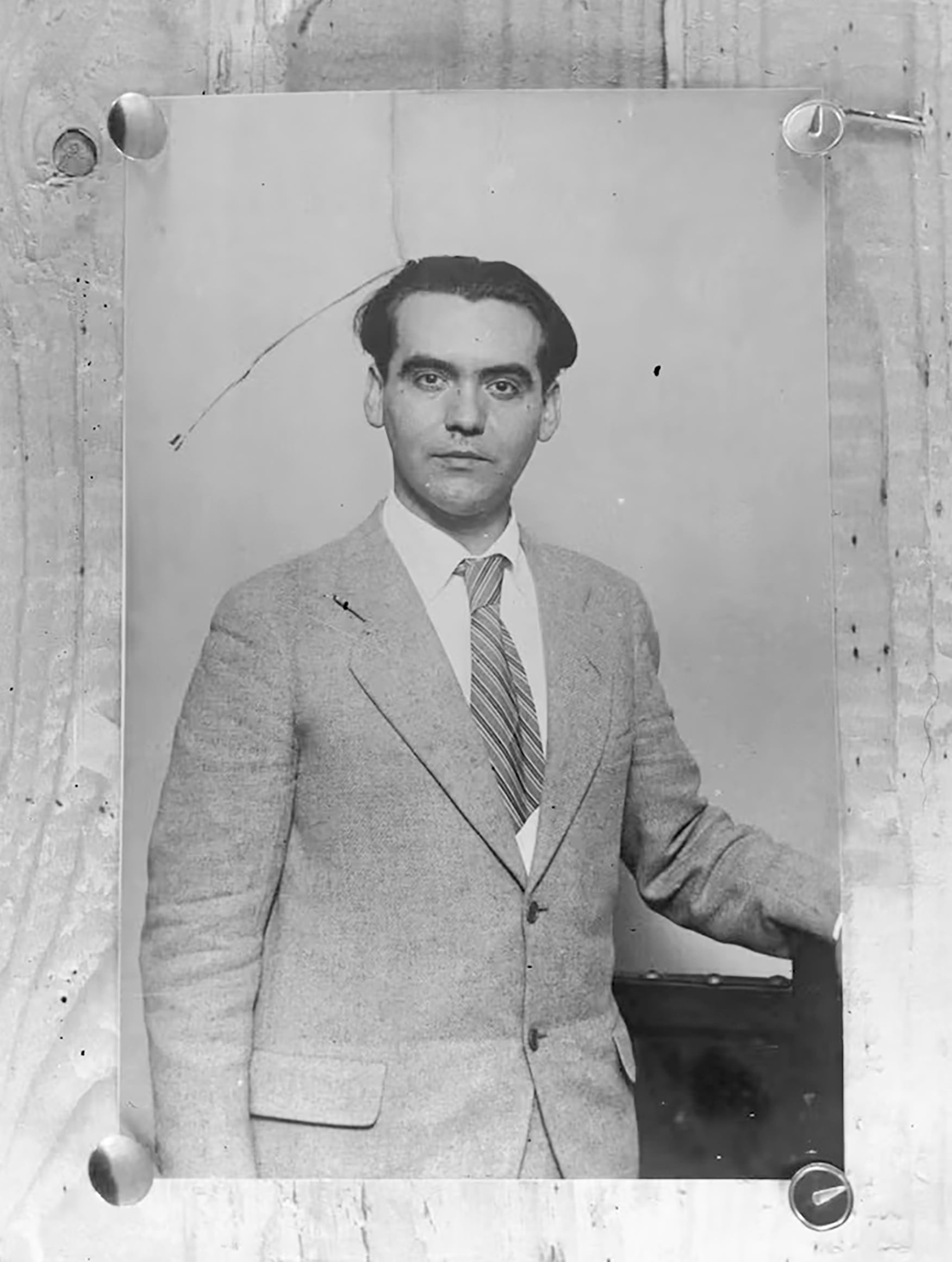 Foto de Federico García Lorca (1931). Fotografía: Martín Santos Yubero. Fondo Fotográfico Martín Santos Yubero, Archivo Regional de la Comunidad de Madrid.  Foto que pertenece a la exposición de 'Lorca y el archivo, memoria en movimiento' en el Centro Lorca de Granada