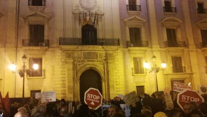 Protesta ante el TSJCV por el fallo del Supremo sobre el impuesto de las hipotecas.