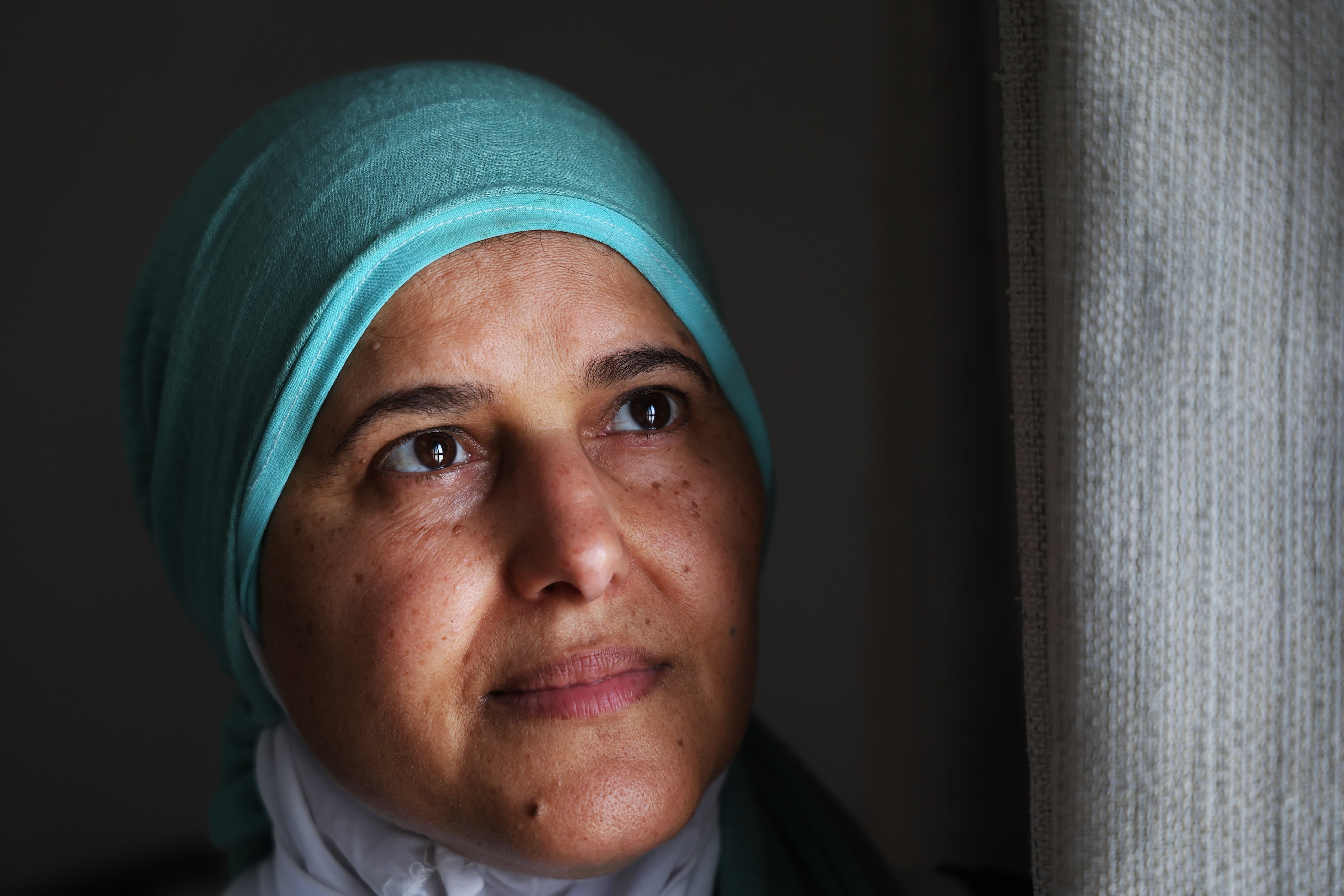 Kefaia Aiaite, activista de la organización Women Wage Peace, fotografiada en el salón de su casa en Acre a finales de julio. 