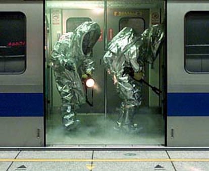 La policía de Taiwan intenta un rescate en un simulacro de ataque con gases tóxicos en el metro de Taipei.