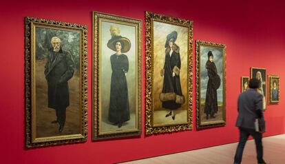 Cuatro de las 147 pinturas que el MNAC expone del olvidado Antoni Fabrés. En primer término un autorretrato suyo.