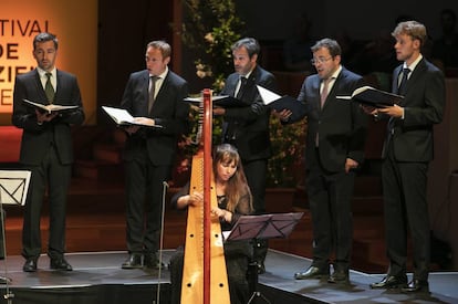 Cantantes de Vox Luminis y la arpista Sarah Ridy en otro momento del concierto de clausura del festival. En el centro, el tenor Raffaele Giordani.