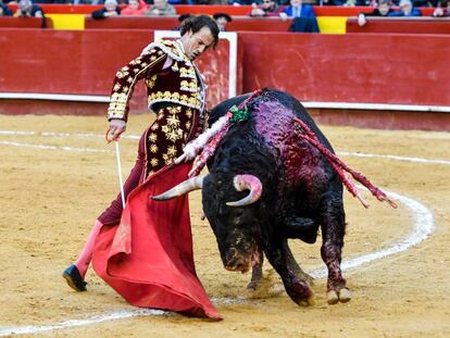 Finito de Córdoba, en una trincherilla a uno de sus toros.