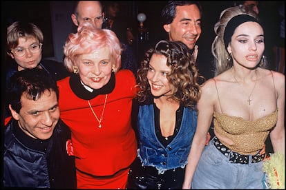 En el mismo año y también en París junto al diseñador tunecino Azzedine Alaia, Vivienne Westwood, la cantante Kylie Minogue y la actriz francesa Beatrice Dalle.