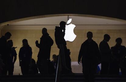 Un anuncio de Apple en una estación de tren.