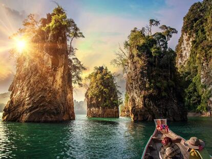 Tres islotes en el lago Cheow Lan, en el parque nacional de Khao Sok, un lugar que fascinó a la modelo Blanca Padilla en un reciente viaje a Tailandia. 