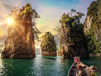 Tres islotes en el lago Cheow Lan, en el parque nacional de Khao Sok, un lugar que fascinó a la modelo Blanca Padilla en un reciente viaje a Tailandia. 