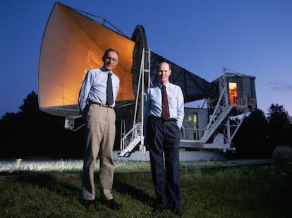 Arno Penzias (izquierda) y Robert Wilson, en 1993, ante la antena de los laboratorios Bell con la que descubrieron, en 1964, la radiaci&oacute;n c&oacute;smica de fondo. 