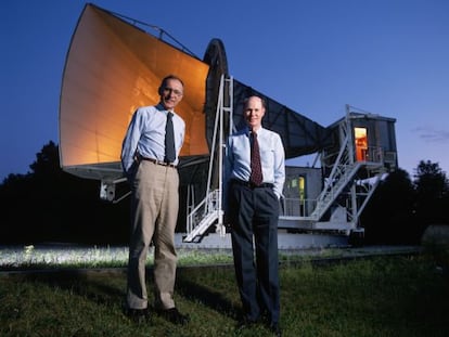 Arno Penzias (izquierda) y Robert Wilson, en 1993, ante la antena de los laboratorios Bell con la que descubrieron, en 1964, la radiaci&oacute;n c&oacute;smica de fondo. 