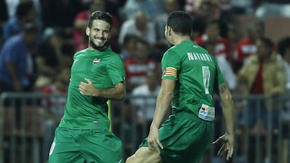 Rubén García celebra el gol de la victoria junto a Navarro.