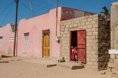 Una de las viviendas de Gandiol, en la región de San Luis. Aquí, como en todo el país, la familia polinuclear sigue siendo el modelo dominante por razones de solidaridad familiar y protección social. Solo el 16,9 % de los hogares consta de un solo núcleo (marido, esposa e hijos), mientras que el resto tiene a partir de dos y en el medio rural, el 61 % es de tres o más. Se trata de hogares compuestos por abuelos, padres, hijos que también son nietos, hermanos y hermanas con sus respectivos cónyuges y descendientes... 