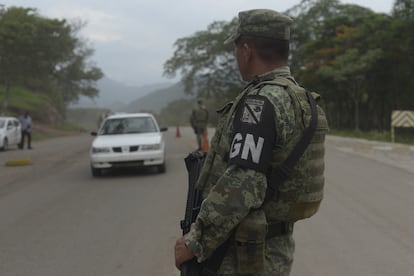 Integrantes de la Guardia Nacional mantienen un retén sobre la carretera Comalapa - Comitán