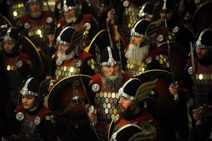 Los participantes en el festival Up Helly Aa en Lerwick, desfilan disfrazados de vikingos por las calles de de las islas Shetland, Escocia.