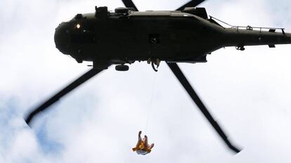 Un hombre es evacuado de su hogar inundado por medio de un helicóptero tras el paso del huracán Harvey en Rose City, Texas (EE UU).