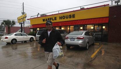 Un cliente sale de un Waffle House en Wilmington, Carolina del Norte.