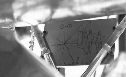 Las placas de la Pioneer (1972-1973), una especie de "mensaje en una botella" interestelar, fueron diseñadas y popularizadas por el astrónomo y divulgador científico estadounidense Carl Sagan y por Frank Drake.