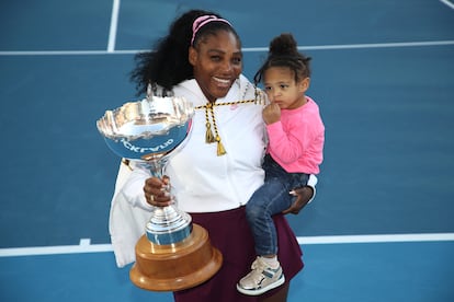 Serena Williams, el 12 de enero de 2020, con su hija Olympia en brazos tras ganar la final femenina en el torneo de Auckland, en Nueva Zelanda.