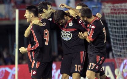 Los jugadores del Depor celebran el gol de Dom&iacute;nguez.